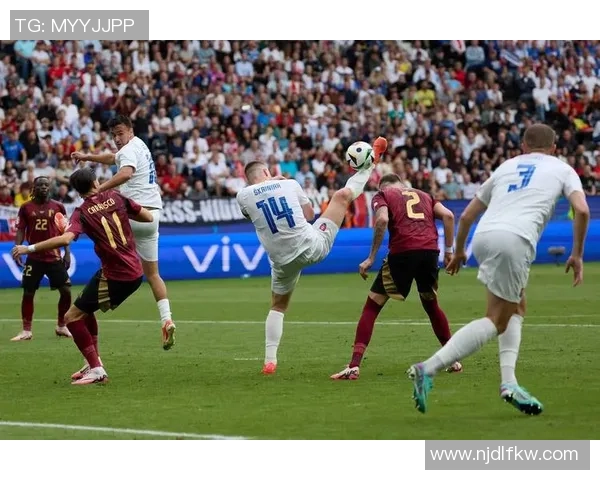 足球球星与球迷激情对抗精彩瞬间一览谁能笑到最后尽显足球魅力 足球球星与球迷激情对抗精彩瞬间一览谁能笑到最后尽显足球魅力