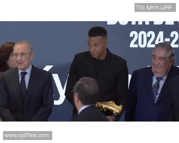 姆巴佩球场外时尚穿搭引领潮流 他的街头风格如何诠释个性与品味 姆巴佩球场外时尚穿搭引领潮流 他的街头风格如何诠释个性与品味